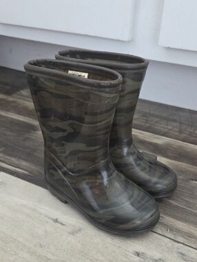 Carters Camo Rain Boots Size 8